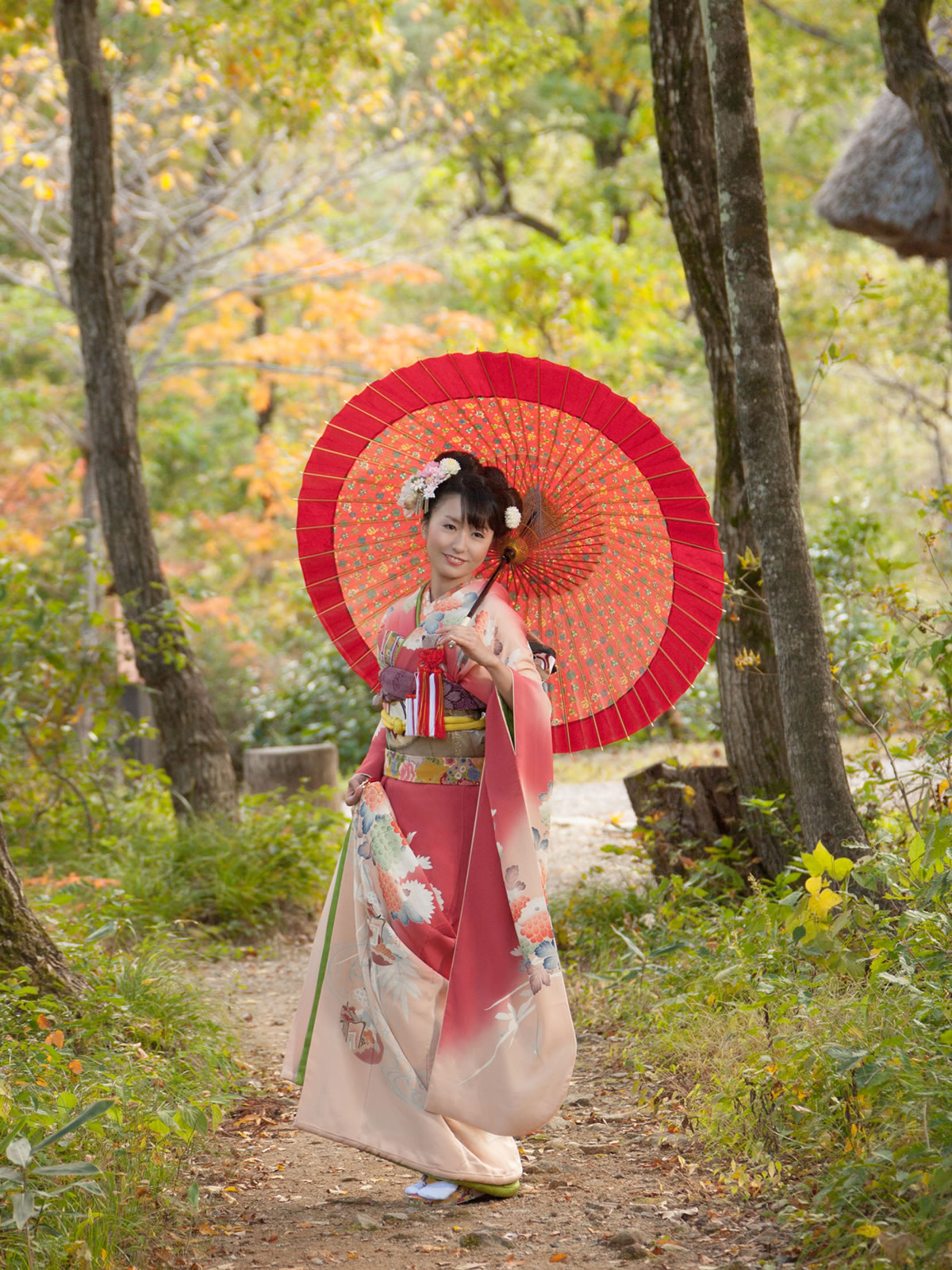自然中で成人振袖を着る女性