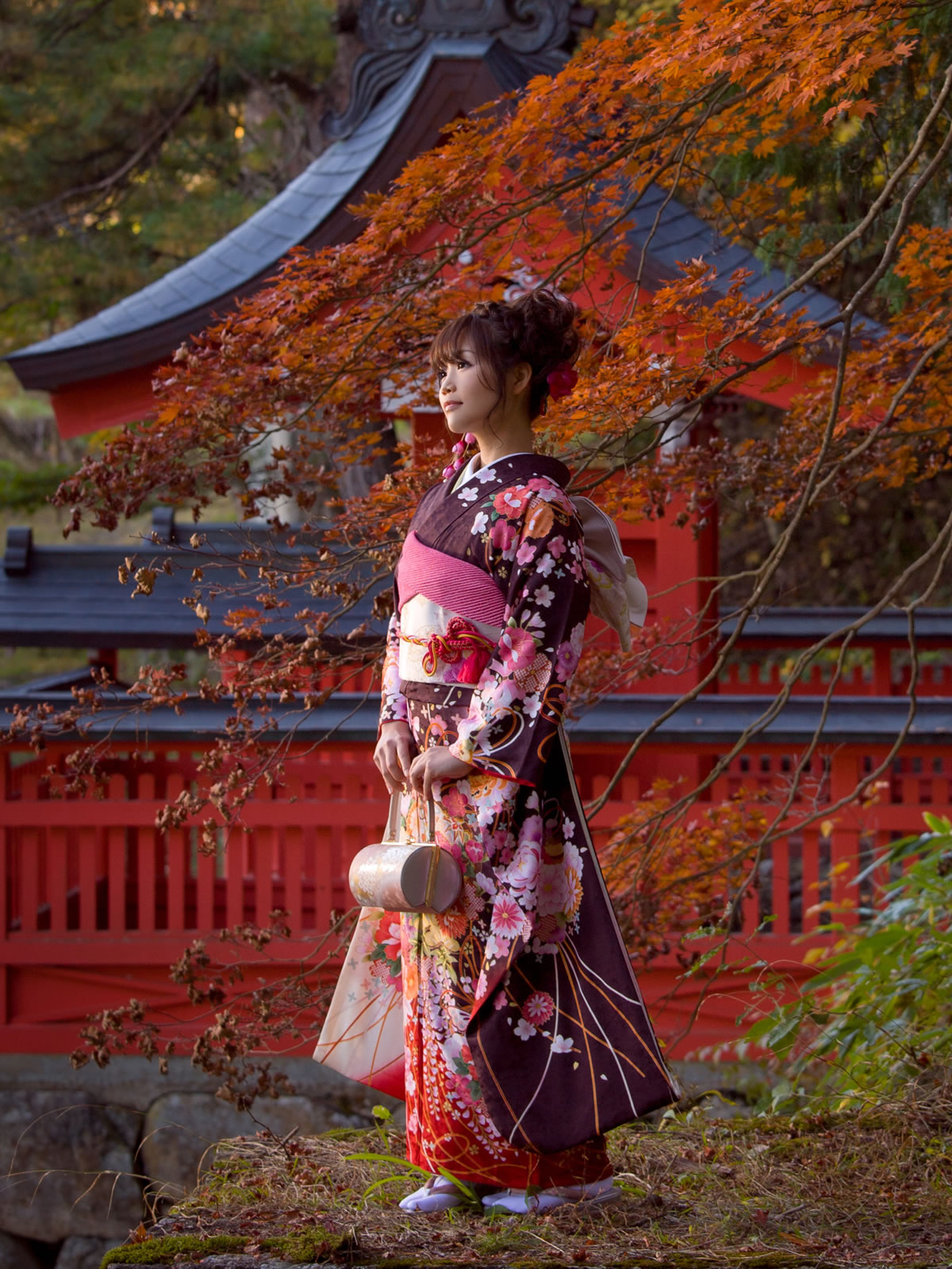 神社で成人振袖を着る新成人