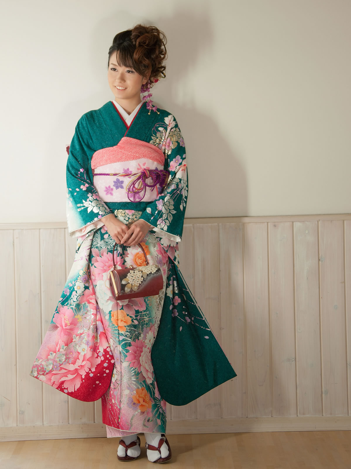 三度色の成人振袖を着た女性