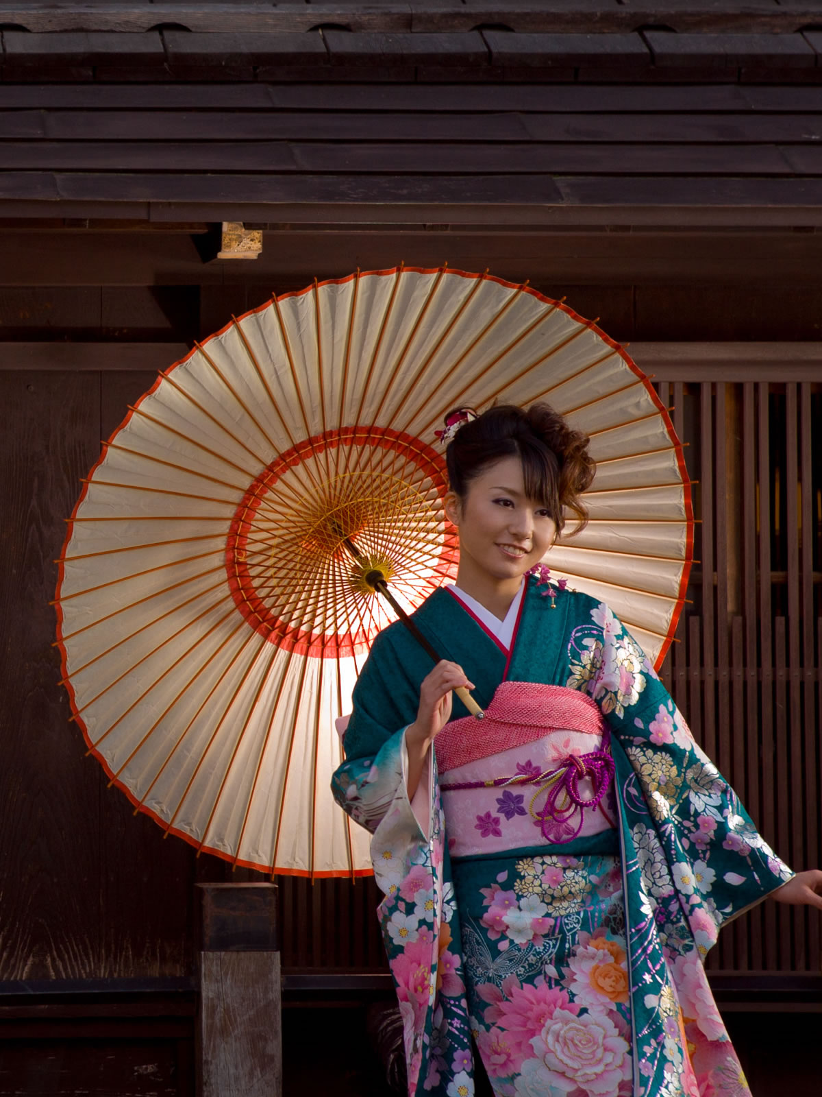 和傘をさした振袖姿の成人女性