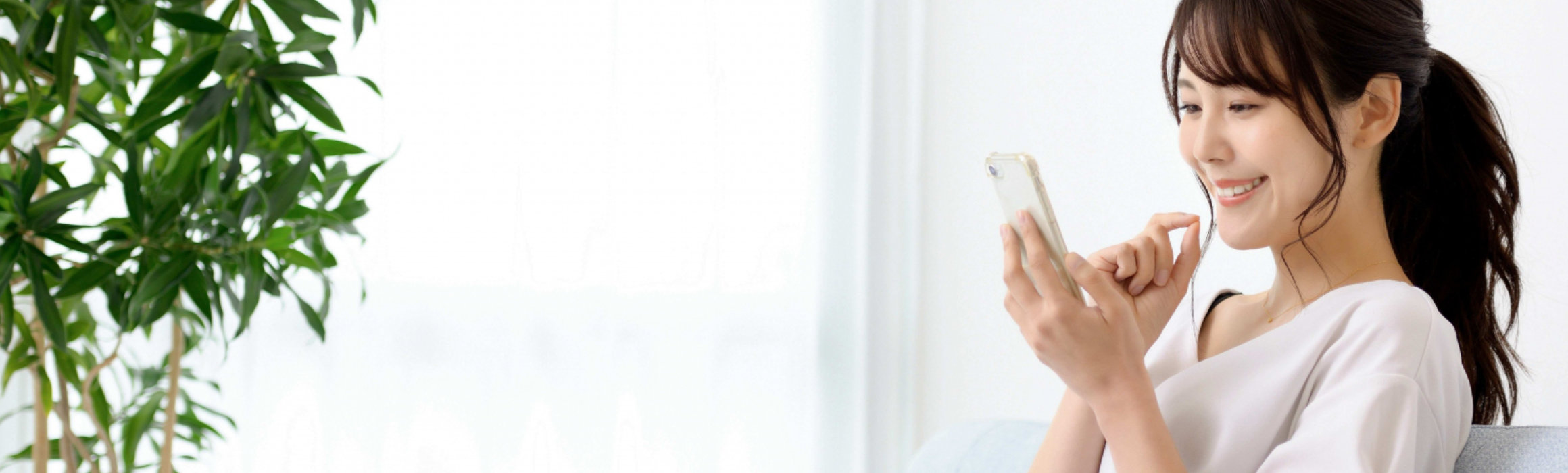 スマホを見る女性