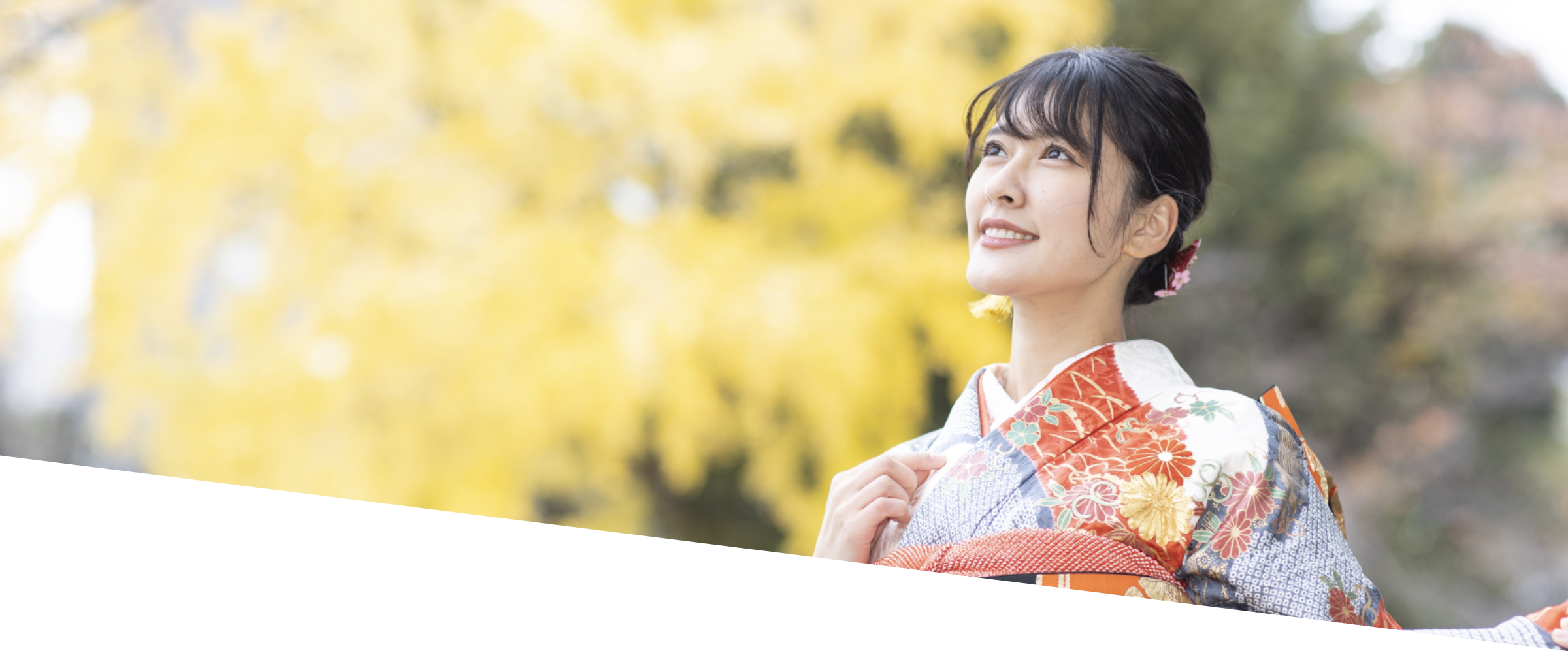 紅葉の中で撮る成人振袖の写真