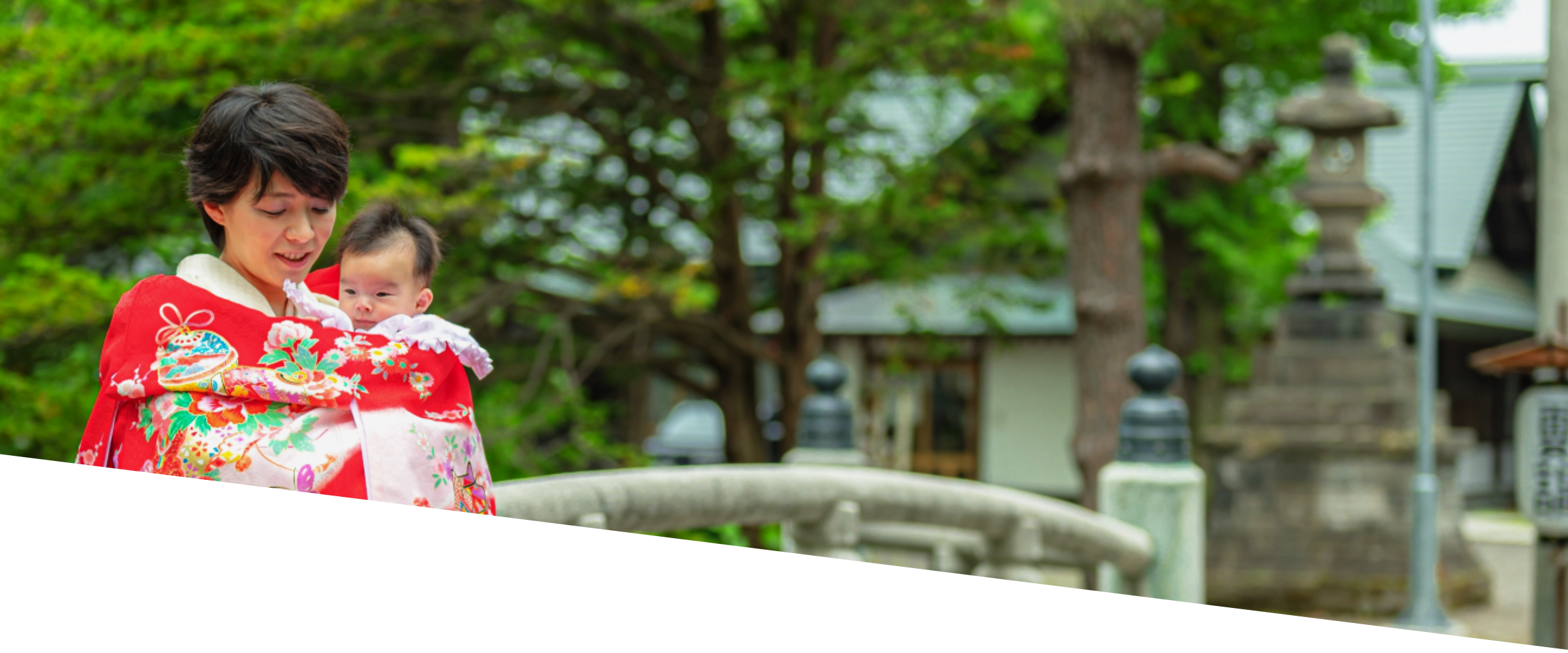 羽織赤ちゃんを抱く母親