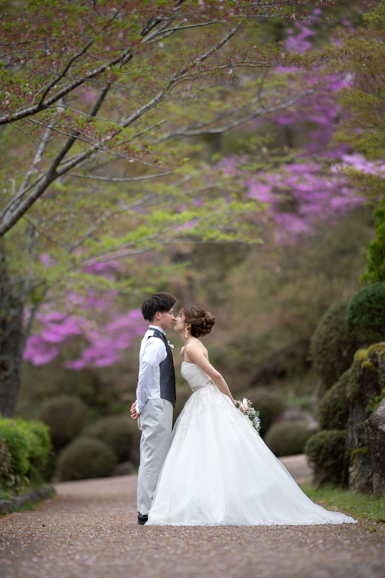 緑の中で写る新郎新婦