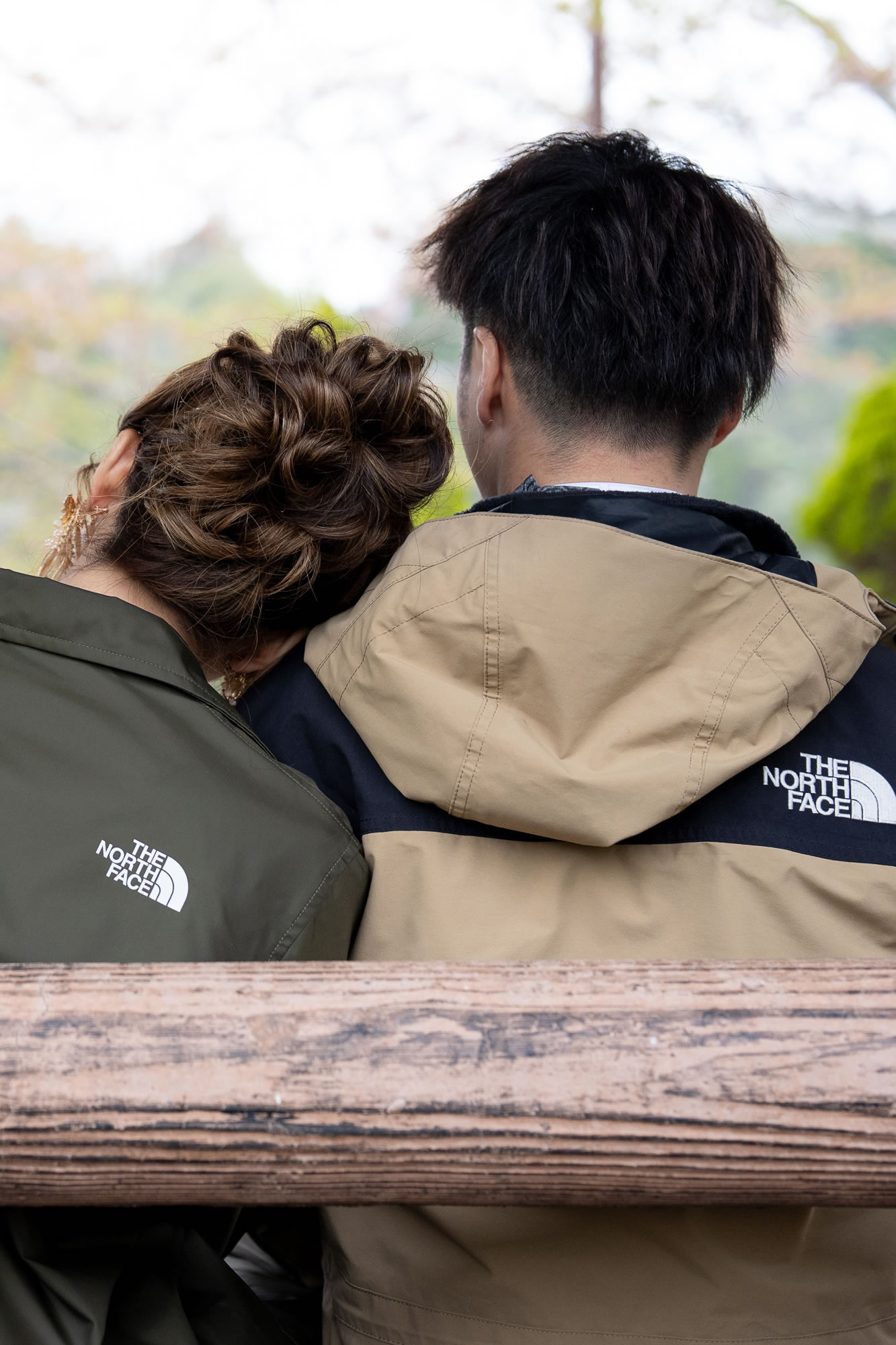 新郎新婦の後姿