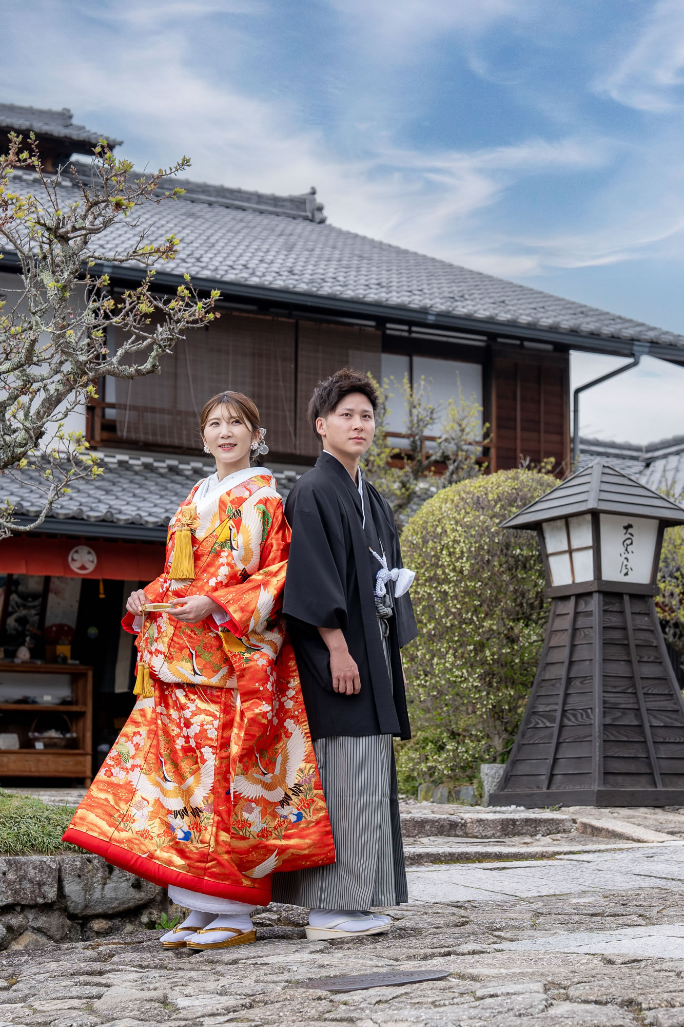 古い町並みの前で色打掛を着た花嫁