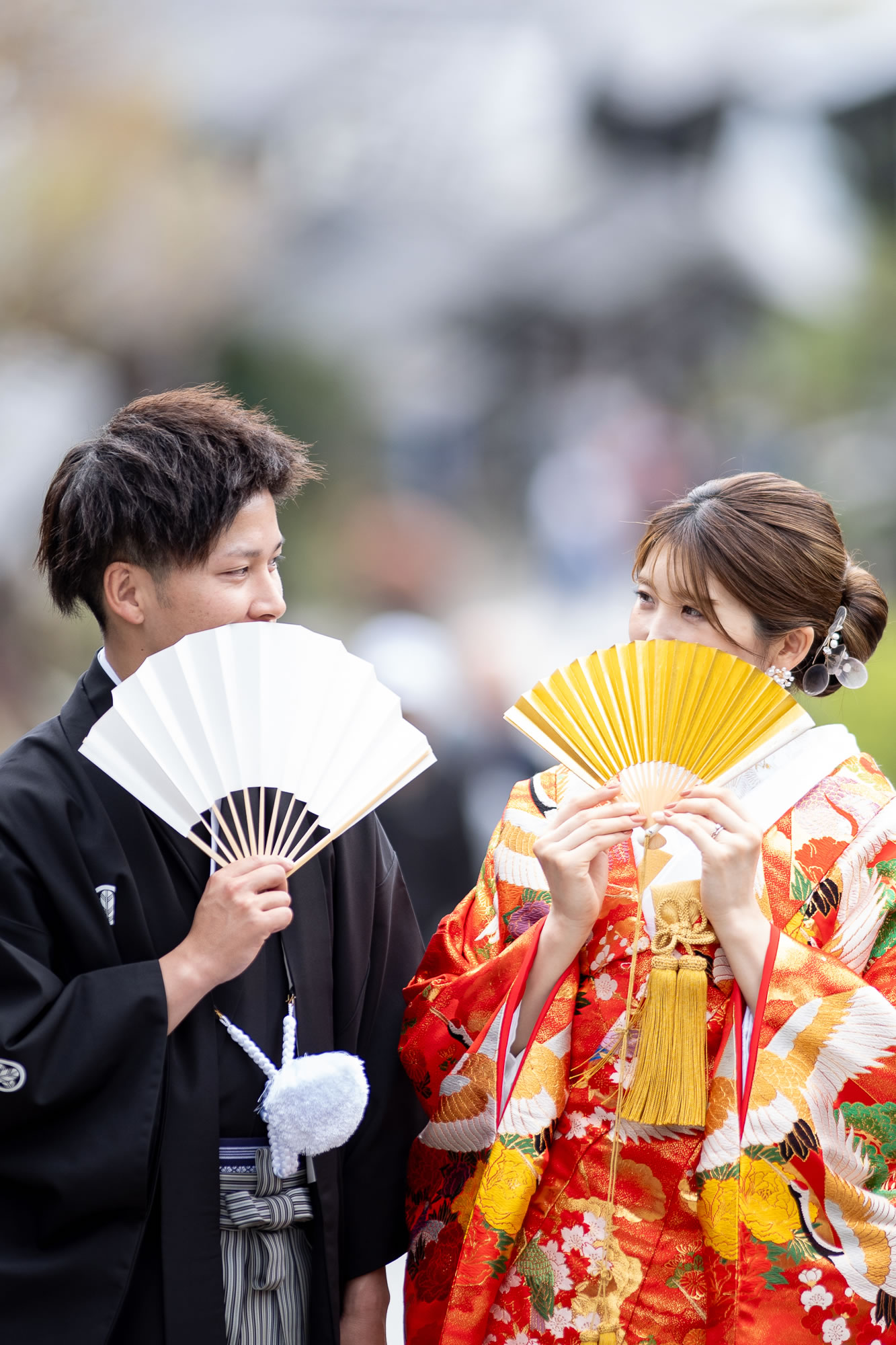 お互いを見つめる新郎新婦
