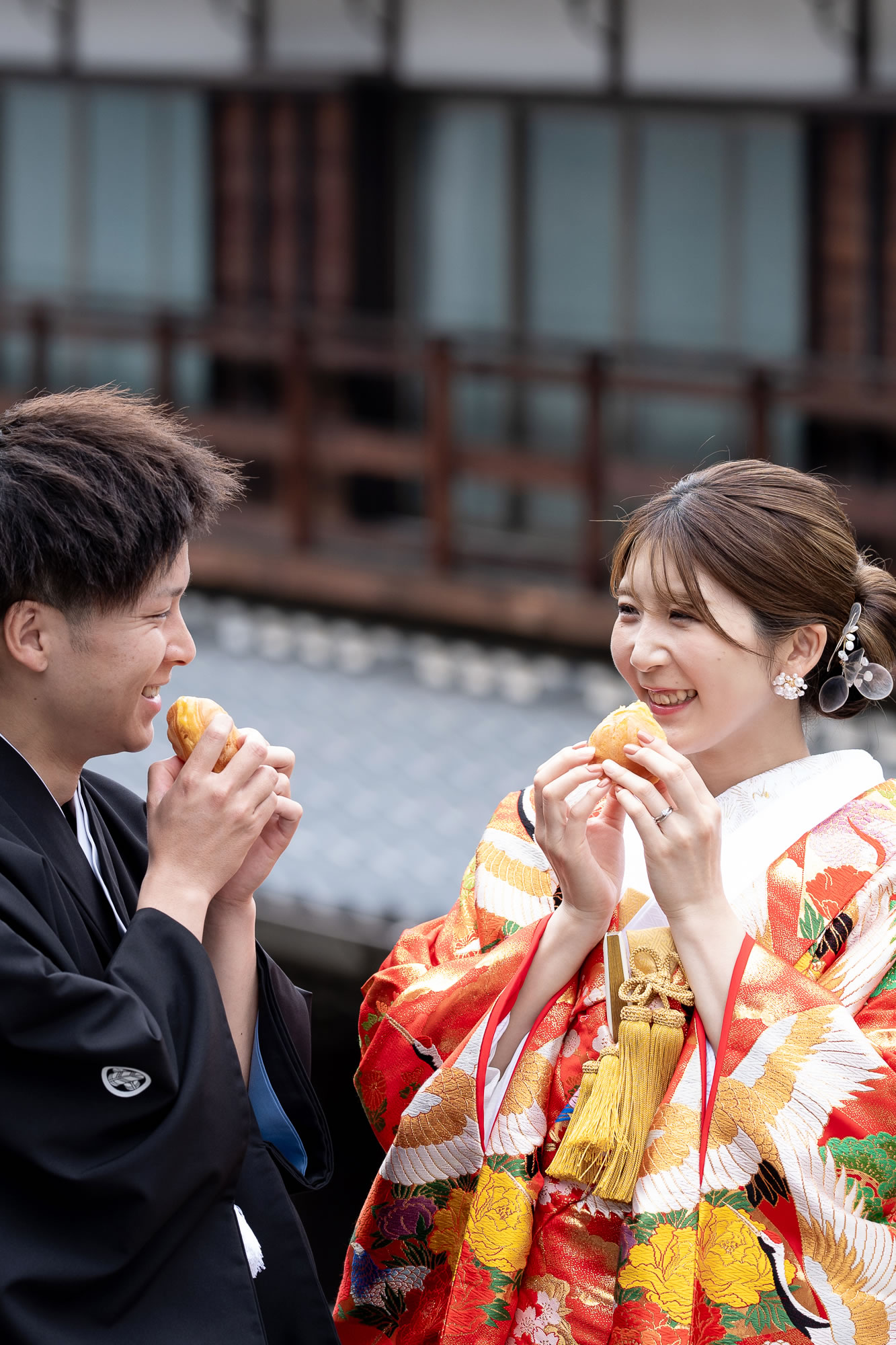 栗福を食べる新郎新婦