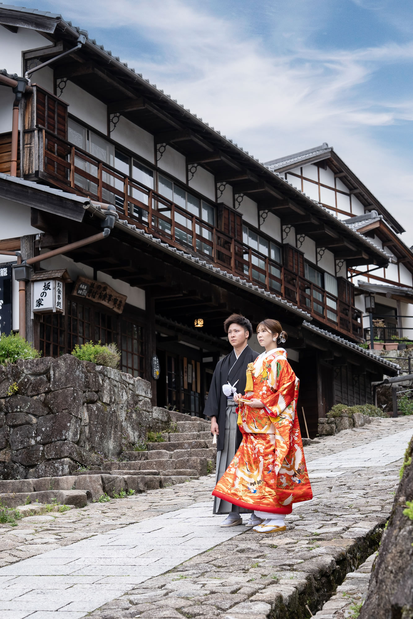 馬籠宿の坂道の新郎新婦