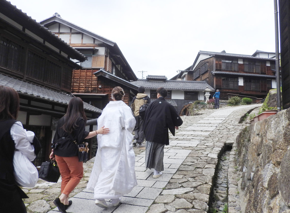馬籠宿の坂を上る新郎新婦