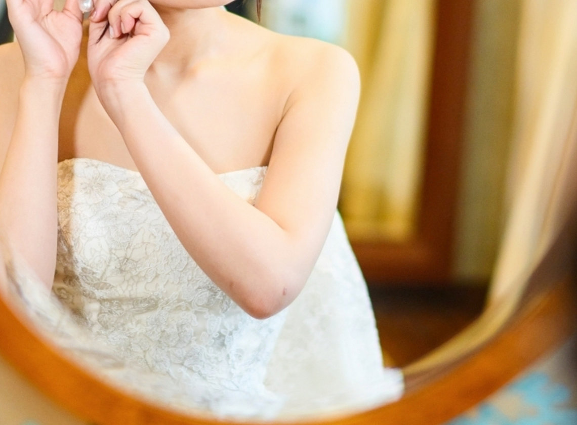 ウェディングドレスに着替える花嫁