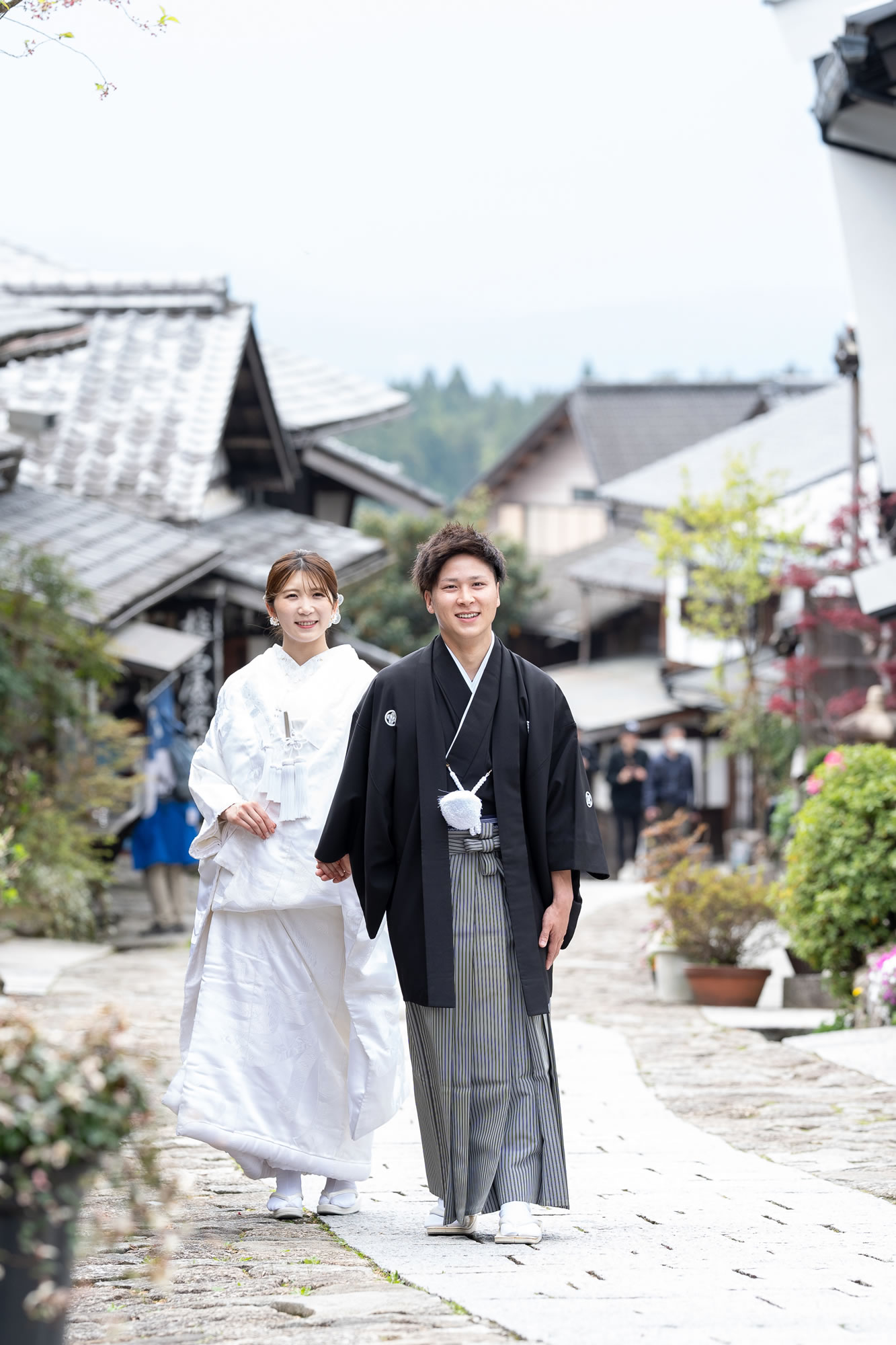 馬籠宿の坂道を散策する新郎新婦