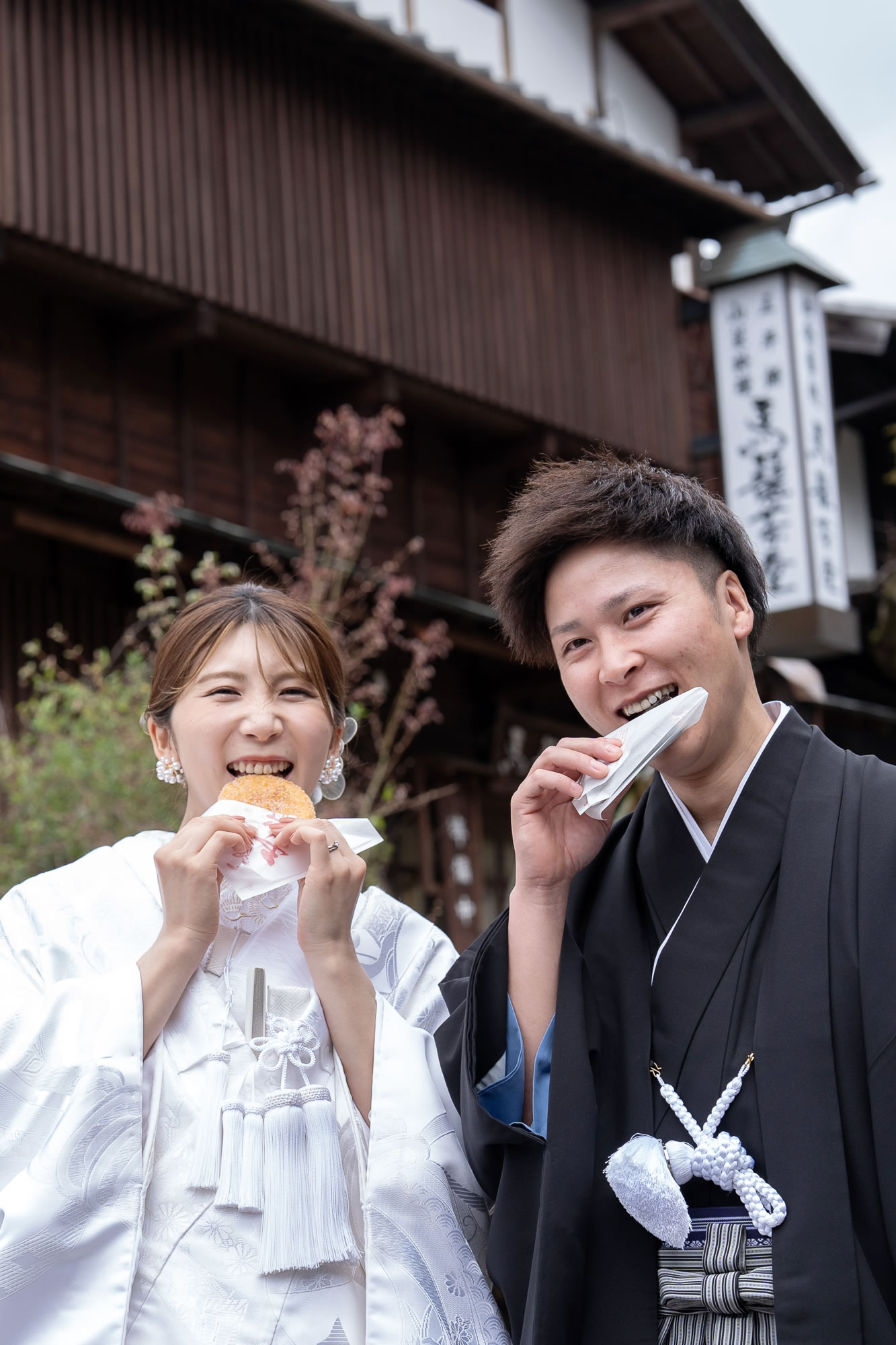 煎餅をかじる新郎新婦