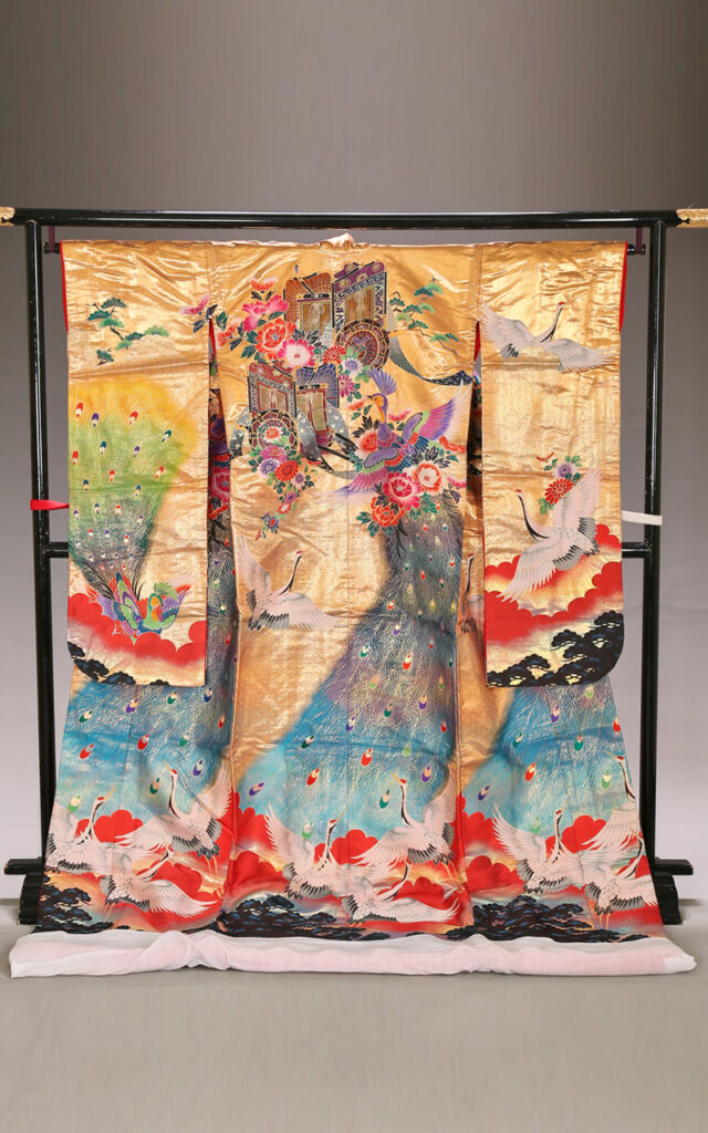 紹巴織黄金地の天に昇る孔雀が描かれた色打掛